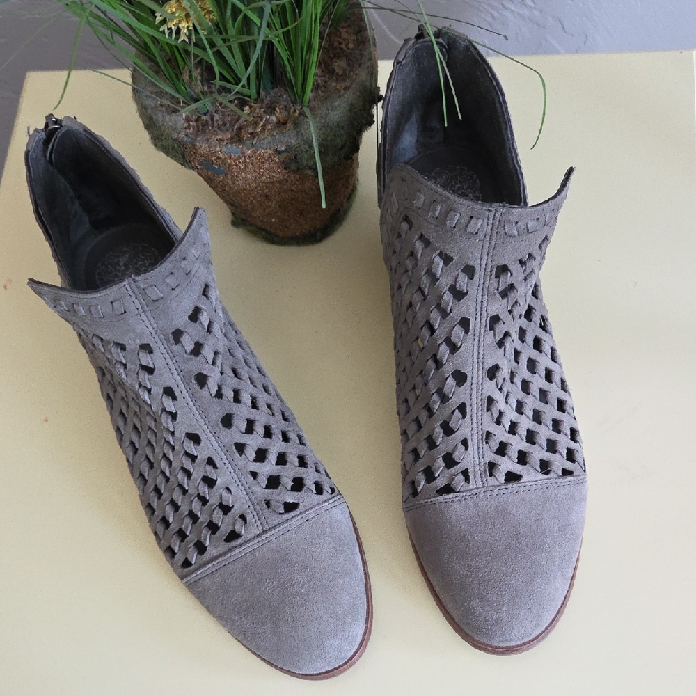 Vince Camuto Booties Open Weave 7.5